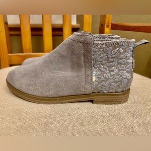 Girls TOMS Deia gray suede ankle booties side zips gray/silver fabric Sz 2/34